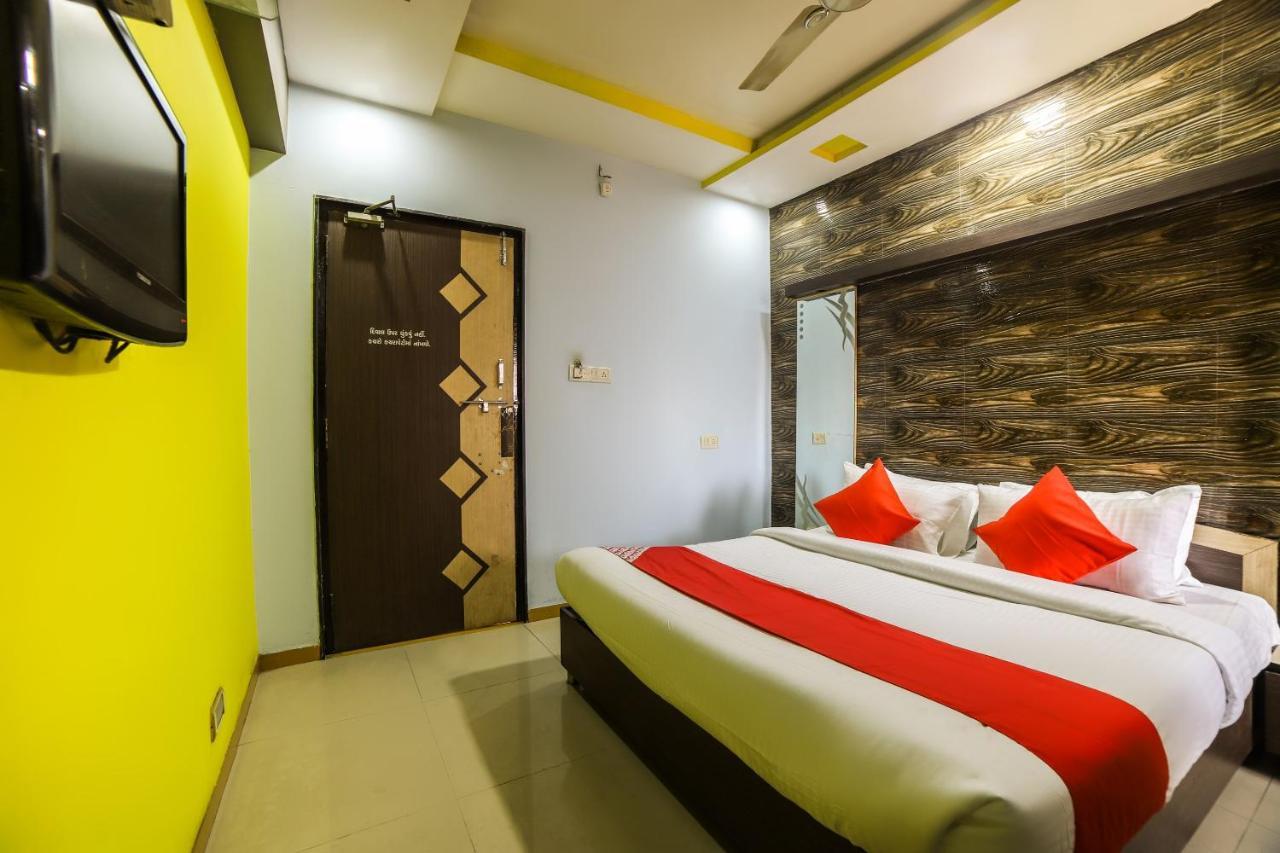 Oyo 69877 Hotel Sarthi Residency Ahmedabad Ngoại thất bức ảnh
