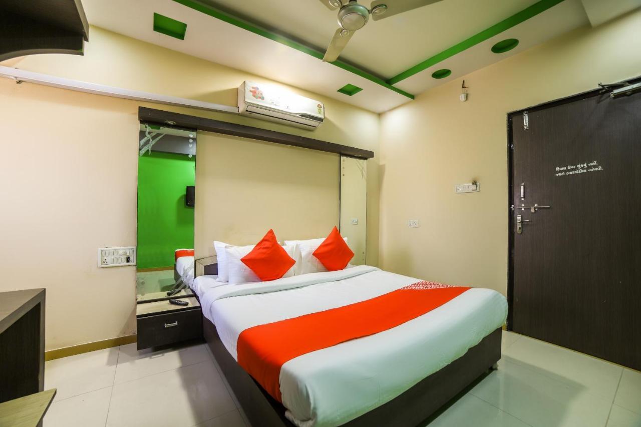 Oyo 69877 Hotel Sarthi Residency Ahmedabad Ngoại thất bức ảnh