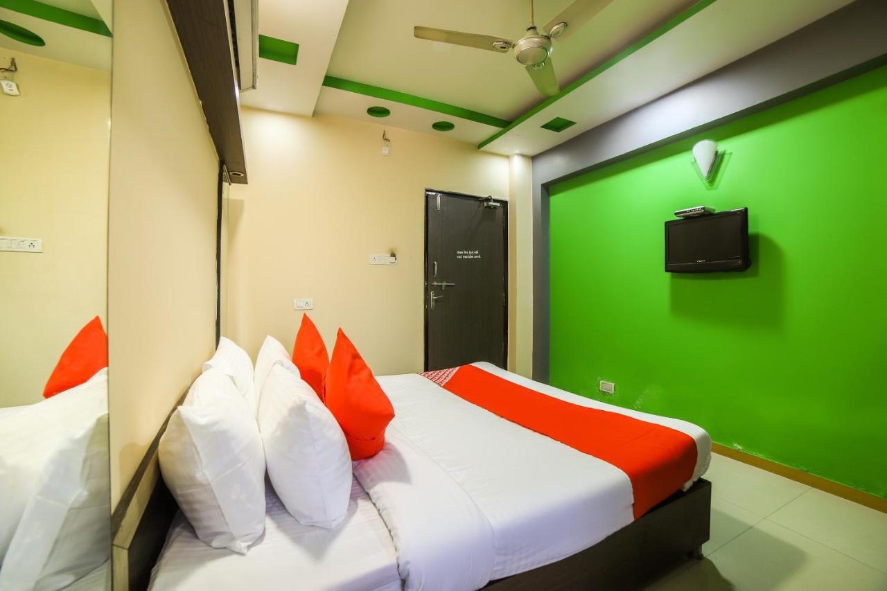 Oyo 69877 Hotel Sarthi Residency Ahmedabad Ngoại thất bức ảnh