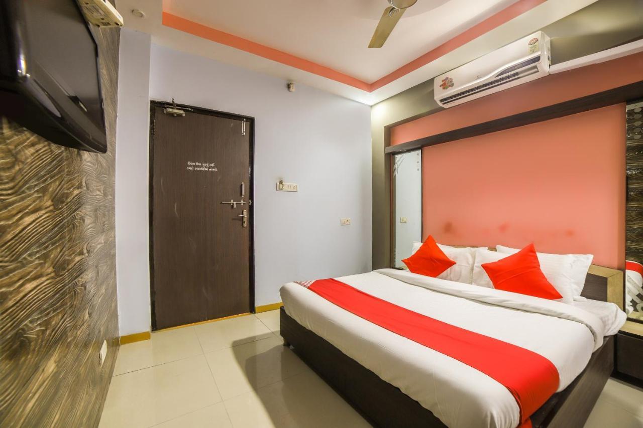 Oyo 69877 Hotel Sarthi Residency Ahmedabad Ngoại thất bức ảnh